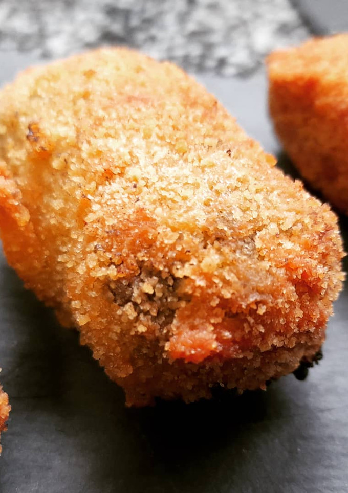 Una foto de Croquetas de calamares en su tinta