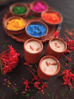 হোলি স্পেশাল ঠান্ডাই(Holi special thandai recipe in Bengali) রেসিপির প্রধান ছবি