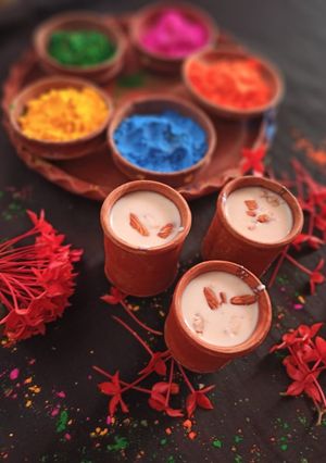 হোলি স্পেশাল ঠান্ডাই(Holi special thandai recipe in Bengali) রেসিপির প্রধান ছবি