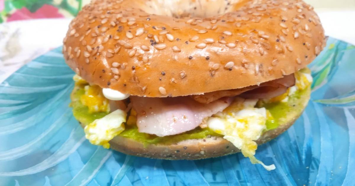 Bagel con guacamole, huevo y bacon Receta de Evita- Cookpad