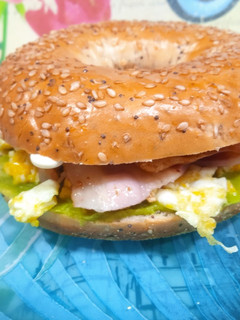 Una foto de Bagel con guacamole, huevo y bacon