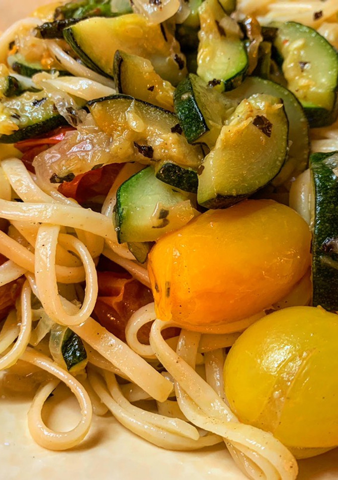 Una foto de Tallarines ligeros con verduras