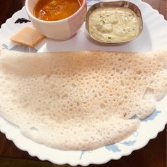 A picture of Neer Dosa with Sambar and chatani.