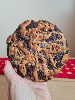 Una foto de Mega cookie marmolada y saludable de avena y maní