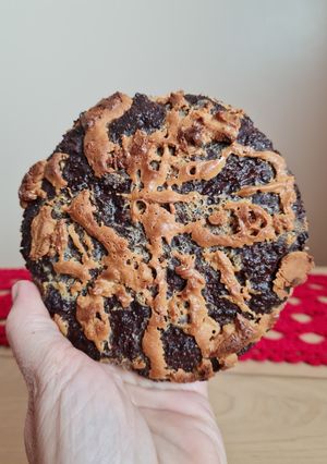 Una foto de Mega cookie marmolada y saludable de avena y maní
