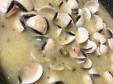 Medallones de merluza en salsa verde con almejas y gambas 🍤