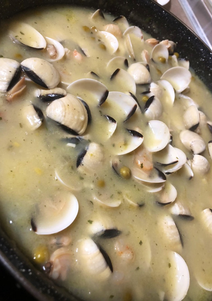 Una foto de Medallones de merluza en salsa verde con almejas y gambas 🍤