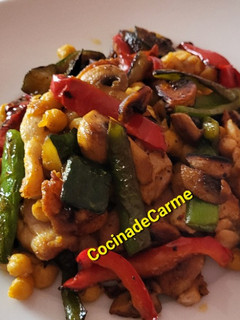Una foto de Salteado de pollo con garbanzos y hortalizas al curry