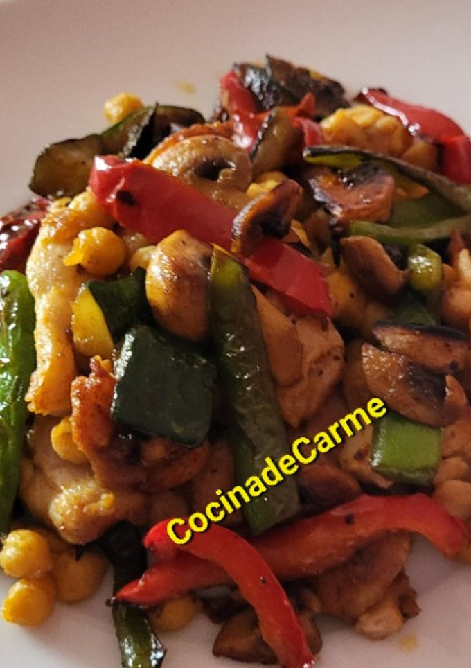 Una foto de Salteado de pollo con garbanzos y hortalizas al curry