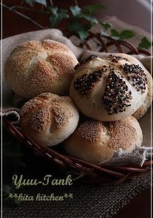 A picture of German Kaisersemmel Rolls with Rye.