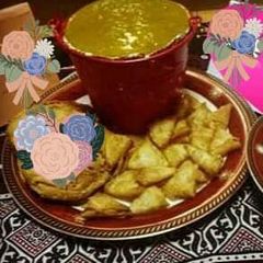 A picture of Potato chutney samosa.