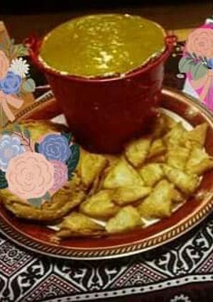 A picture of Potato chutney samosa.