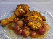 Una foto de pollo asado con uvas