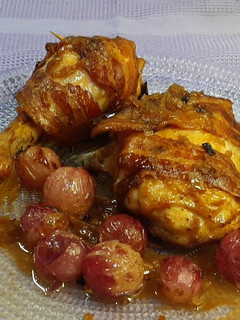 Una foto de Pollo al horno con bacon y uvas