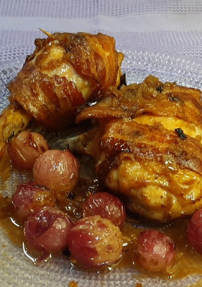 Una foto de Pollo al horno con bacon y uvas