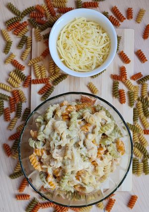 Una foto de Fideos tricolor con crema de cebolla "one pot"