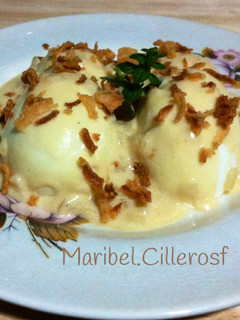 Una foto de Huevos rellenos, con salsa bechamel