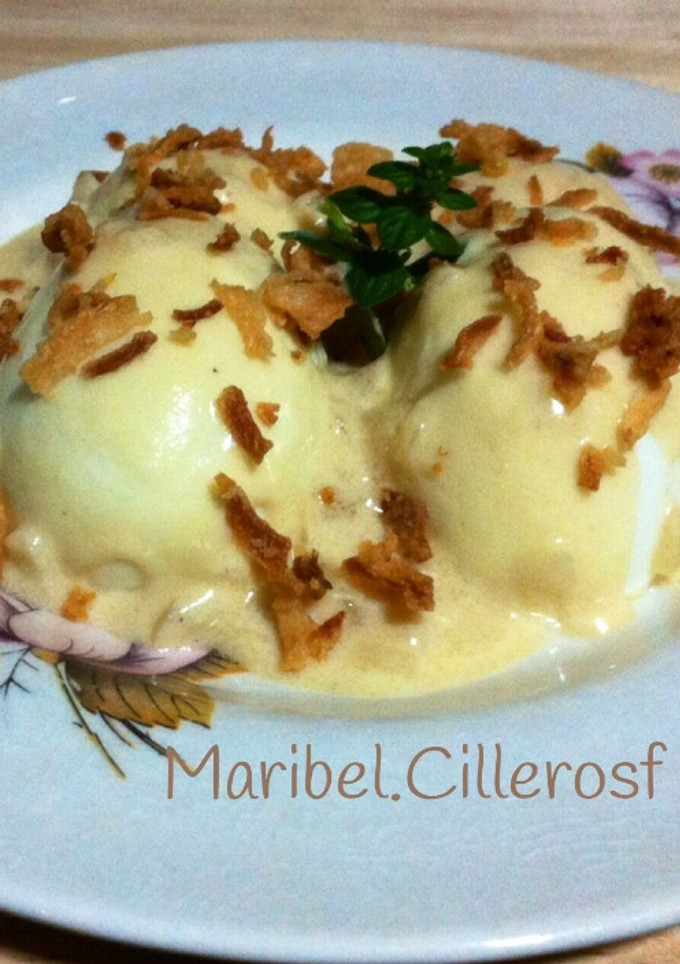 Una foto de Huevos rellenos, con salsa bechamel