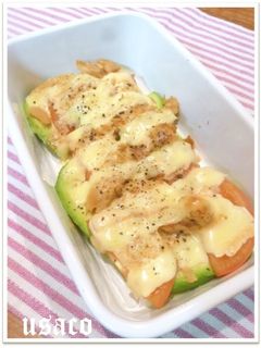 A picture of Grilled Avocado and Tomato with Cheese and Mayonnaise.