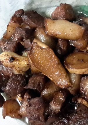 A picture of Pork Adobo (pinoy food).