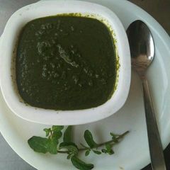 A picture of Pudine ki chutney.