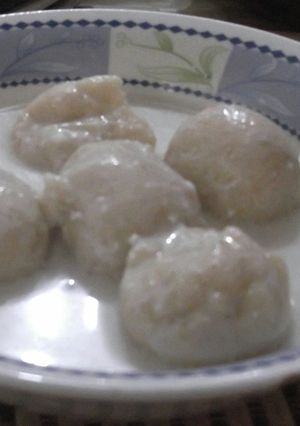 A picture of Eid Dahi Baray (Dumpling yoghurt) by Nancy.