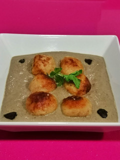 Una foto de Albóndigas de pollo en salsa de portobello champiñón y ajo negro
