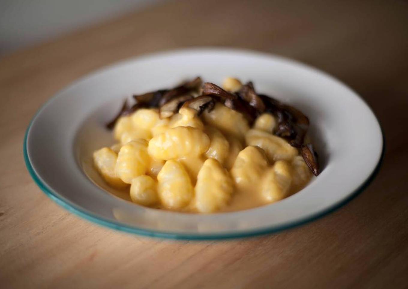 Ñoquis con crema de calabaza y hongos