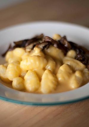 Una foto de Ñoquis con crema de calabaza y hongos