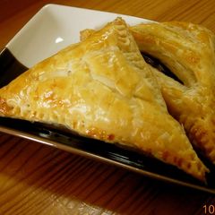 A picture of With Puff Pastry and a Chocolate Bar ☆ Triangle Chocolate Pies▲.