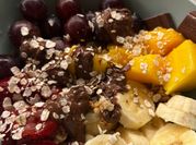 Una foto de yogurt con plátano y uvas