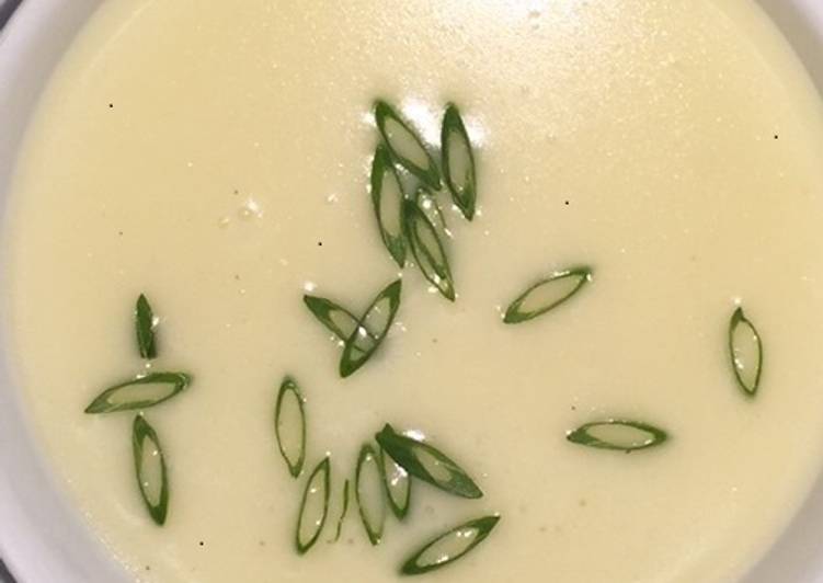 Vichyssoise (crema de patatas y puerros)