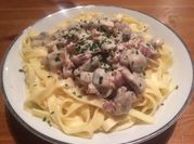Une photo de lardon champignons œuf