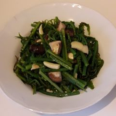A picture of Fried Paco Fern (Thai Style).
