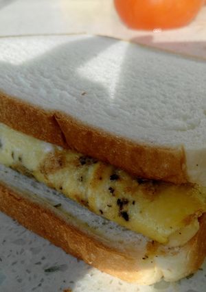 A picture of Scrambled Eggs Sandwich.