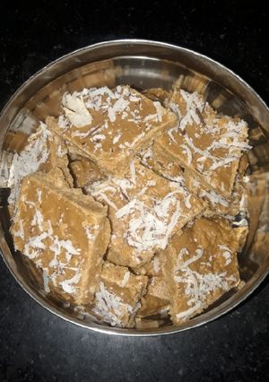 गुड की बरफी (Gud ki Barfi recipe in Hindi) रेसिपी मुख्य फोटो