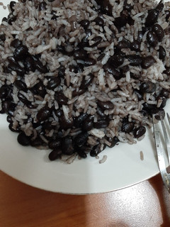 Una foto de Tacu tacu sencillo de frejoles negros