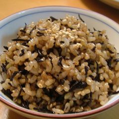 A picture of Brown Rice with Hijiki Seaweed.