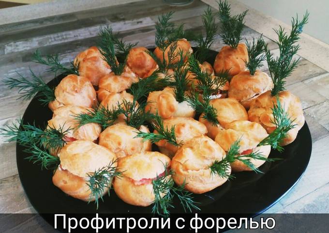 Профитроли с творожным сыром и форелью