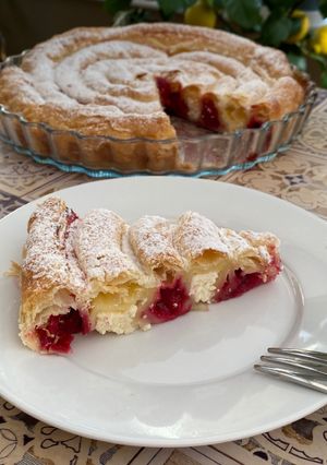 Túrós-meggyes nagy csiga recept fotója