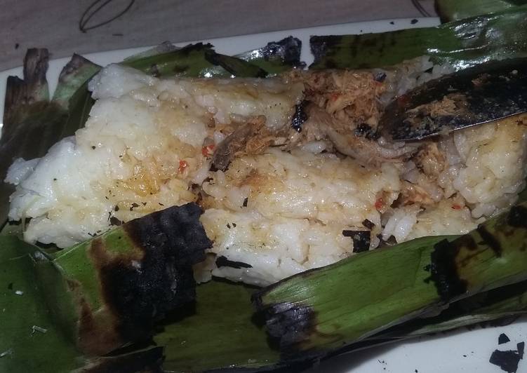Bagaimana Menyiapkan Nasi uduk bakar ikan tongkol Enak