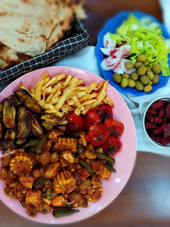 عکسی از دستور خوراک مرغ و قارچ(چالش جعبه اسرار آمیز: سیب زمینی، پیاز، مرغ، بادمجان، گوجه)