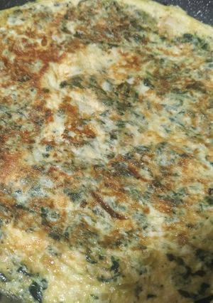 Una foto de Tortilla de espinacas patatas cebolla y ajo