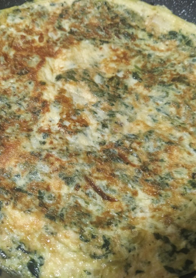 Una foto de Tortilla de espinacas patatas cebolla y ajo