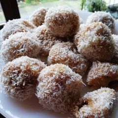 A picture of Sweet potato onde-onde.
