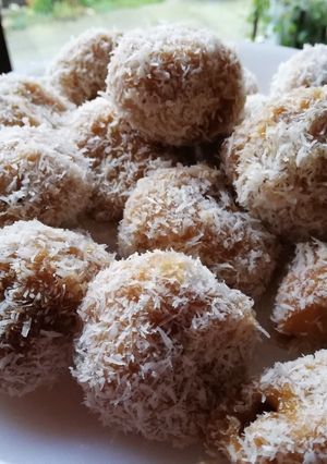 A picture of Sweet potato onde-onde.
