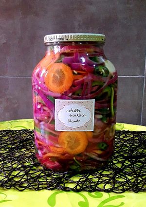 Foto principal de Cebollas moradas encurtidas con guindillas y zanahorias