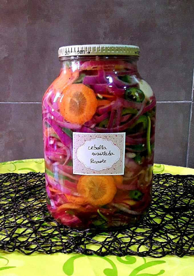 Una foto de Cebollas moradas encurtidas con guindillas y zanahorias