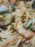 Spaghettis con surtido de mariscos congelados de bolsa
