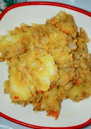 A picture of Beans and potatoes porridge.